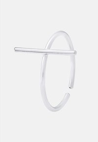 Boucle d'oreille en argent avec une fine barre horizontale au centre. Surface en métal lisse et brillant au design minimaliste et contemporain.