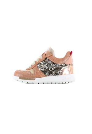 Sneaker met roze glanzend materiaal, metallic paillettenaccenten aan de zijkanten, beige gaaspanelen en een witte rubberen zool met textuurdetails.