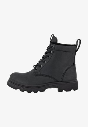 Botte cheville en daim noir avec un bout rond, un design à lacets à six œillets, des côtés texturés, et une semelle en caoutchouc robuste dotée de profondes rainures.