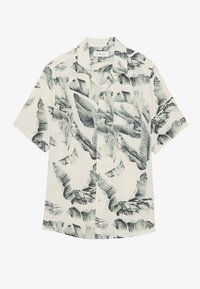 Camisa de manga corta con botones en color crema con un patrón botánico de hojas verdes, que cuenta con cuello con muesca y cuatro botones en la parte delantera.