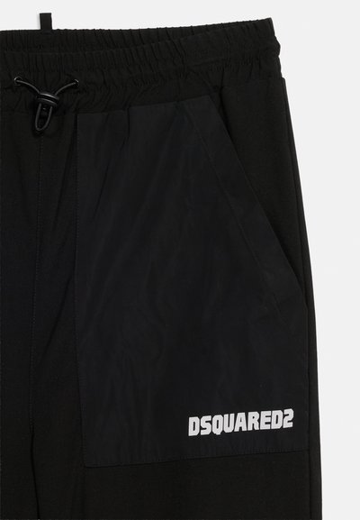 Pantalon noir avec une grande poche latérale noire ornée d'un logo DSQUARED2 blanc et une ceinture élastique avec un cordon de serrage noir.