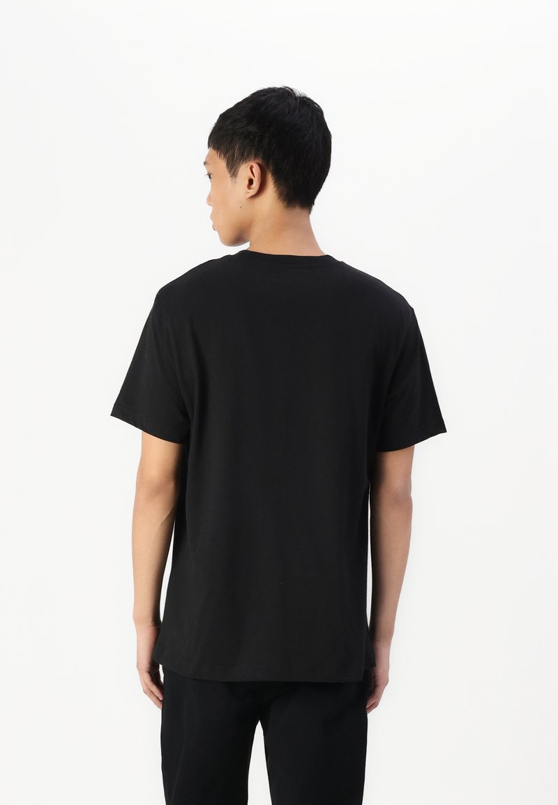 Schwarzes Baumwoll-T-Shirt mit Rundhalsausschnitt, kurzen Ärmeln und lockerer Passform. Hat ein schlichtes Design ohne sichtbare Logos oder Muster.