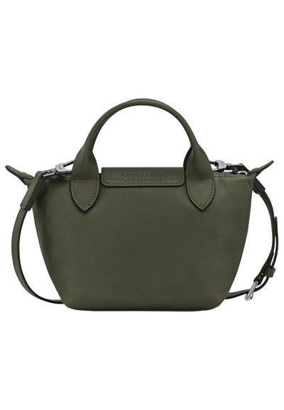 Olivgrünes Lederhandtasche mit runden Griffen, abnehmbarem Schulterriemen, silbernen Beschlägen und glatter Textur. Mit einem Logo auf der Klappe.