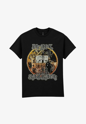 Mustat puuvillapaitat, joissa on graafinen suunnittelu hylätyistä taloista ja hahmosta. Teksti "BLACK SABBATH" valkoisena ja oranssina ympyrätaustalla.