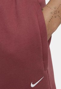 Nike Sportswear Teplákové kalhoty - red