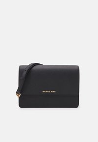 Zwarte saffiano leren crossbody tas met een gouden logo. Heeft een gestructureerde vorm, verstelbare schouderband en een klep sluiting voor gemakkelijke toegang.