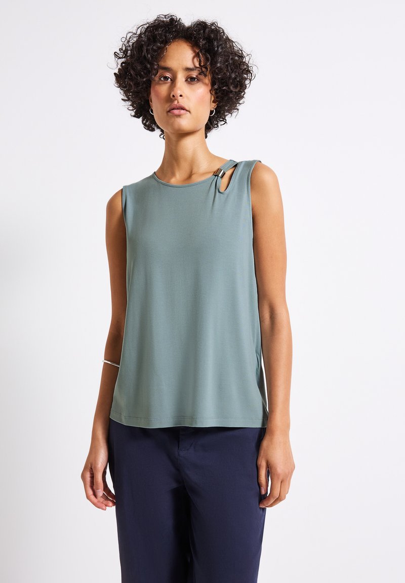 Mouwloze top in gedempt teal, met een ronde halslijn, zijsplitten en een decoratieve gesp op de schouder. Glad textuur van de stof.