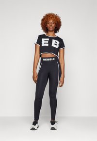 Nebbia CROP TOP - Apdrukāts T-krekls - black