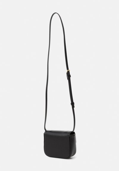 Zwarte leren schoudertas met een rechthoekige vorm, verstelbare schouderband en minimalistisch ontwerp. Gladde textuur en geen zichtbare hardware.