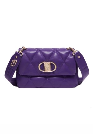 Fioletowa, pikowana skórzana torebka z złotymi akcentami, z magnetycznym zapięciem i odpinanym paskiem na ramię. Kompaktowy, prostokątny kształt.