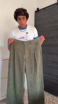 Khaki kordurojske hlace z ohlapnim krojem, ki imajo sprednje naborke, gumbno zapiranje in teksturirano površino. Primerne za sproščeno nošenje.