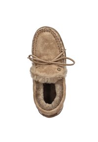 Tan suède mocassin pantoffel met zachte nepbont voering, ronde neus, vetersluiting en decoratieve stiksel rond de bovenrand.