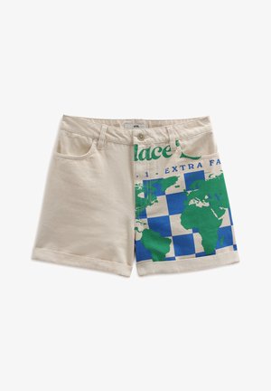 Pantalones cortos beige con trabillas para el cinturón y botón frontal, con un estampado de mapa mundial en verde y azul con texto en la pierna derecha.