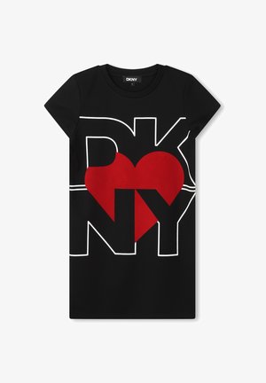 Sort T-shirt med korte ærmer med store hvide omrids af bogstaverne "DKNY" og en rød hjerteform integreret mellem bogstaverne foran.