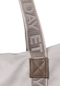 Jasnoszara torba z materiału z szerokim wzorzonym paskiem w jasnoszarym kolorze, z kwadratowym brązowym skórzanym akcentem w miejscu połączenia.