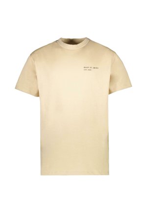 Beige T-shirt met korte mouwen met de tekst "KEEP IT JUICY CARS JEANS" afgedrukt op de bovenste linkerkant van de borst.