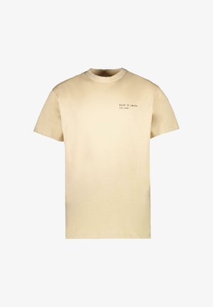 Beige T-shirt met korte mouwen met de tekst "KEEP IT JUICY CARS JEANS" afgedrukt op de bovenste linkerkant van de borst.