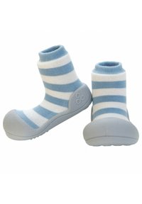 Calcetines a rayas azules y blancos con una suave suela de goma gris y punta redondeada. Presentan un puño acanalado y un acento elevado en la suela de goma.