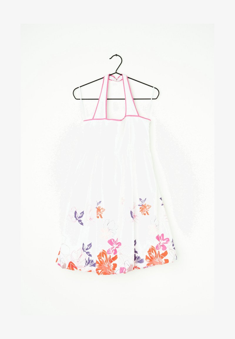 Biała sukienka na szyję z różowym obszyciem i kolorowymi wzorami kwiatowymi w odcieniach pomarańczu, różu i fioletu wzdłuż dolnego brzegu, wisząca na czarnym wieszaku.