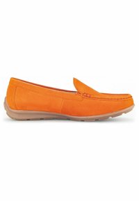 Oranges Wildleder Slip-On-Schuh mit einer glatten, runden Zehenpartie, dekorativen Nähten und einer flexiblen, beigen Gummisohle für Komfort.