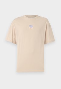 Beige bomull t-skjorte med korte ermer, rund hals og et lite flerfarget logo på brystet. Glatt tekstur og avslappet passform.