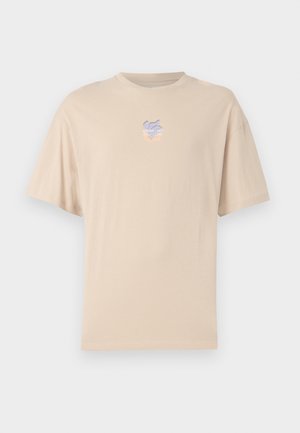 Beige bomulds T-shirt med korte ærmer, rund hals og et lille flerfarvet logo på brystet. Glat tekstur og afslappet pasform.