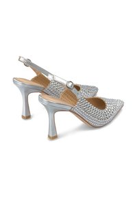 Scarpe con tacco alto argentate con punta affusolata, decorate con strass sulla tomaia e una fascia slingback con una fibbia rotonda.