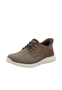 Sneaker beige in rete e scamosciate marroni a basso profilo con lacci tondi, colletto imbottito e suola bianca ammortizzata con dettagli testurizzati.