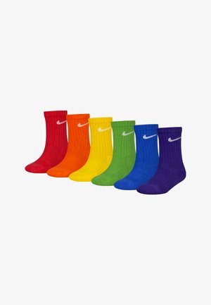 Sei paia di calzini da crew disposti in fila, con texture a coste in rosso, arancione, giallo, verde, blu e viola, con un logo bianco.