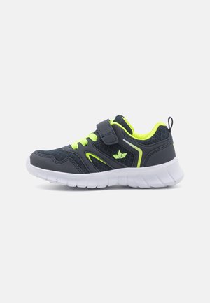 Mørkegrå og neon gul børnesneaker med hvid sål, mesh og syntetisk overdel, velcrolukning og trækflig ved hælen.