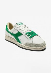 Sneakers bianchi con dettagli e lacci verdi. Parte superiore in pelle liscia, punta arrotondata, suola in gomma e dettaglio in camoscio grigio sulla punta.