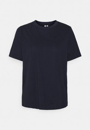 Granatowy t-shirt z krótkim rękawem wykonany z miękkiej bawełny, z okrągłym dekoltem i luźnym krojem ze prostym dołem. Bez widocznych wzorów czy ozdób.