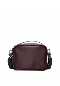 Borsa a tracolla bordeaux realizzata in materiale liscio e resistente all'acqua, dal design minimalista, con tracolla regolabile e logo impresso.