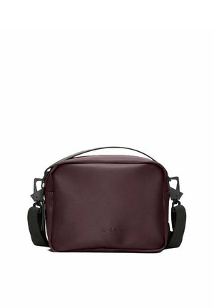 Bordeaux crossbody tas van glad, waterafstotend materiaal met een minimalistisch design, voorzien van een verstelbare schouderband en een gegraveerd logo.