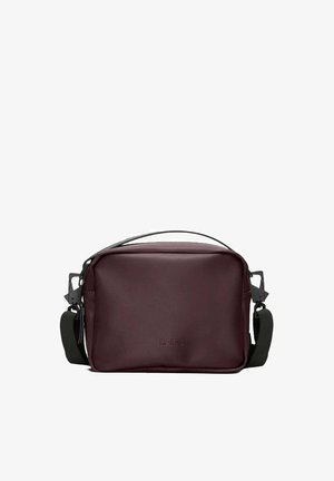 Borsa a tracolla bordeaux realizzata in materiale liscio e resistente all'acqua, dal design minimalista, con tracolla regolabile e logo impresso.