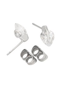 Strieborné náušnice srdcového tvaru z čírych kryštálov a dizajnom puzetiek. Obsahujú dve zakrivené kovové časti pre bezpečné uchytenie.