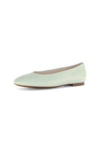 Bailarina verde menta con un diseño elegante, punta redondeada, tacón bajo y acabado de textura suave. Sin herrajes visibles ni patrones.