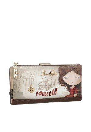 Geldbörse mit Reißverschluss, mit einer Illustration eines Mädchens, dekorativem Text "Enjoy Yourself" und kleinen goldfarbenen herzförmigen Anhängern auf beige-braunem Hintergrund.