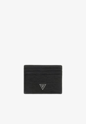 Porta carte nero dalla texture lavorata, con molteplici scomparti per carte e un piccolo logo triangolare Guess in argento al centro davanti.