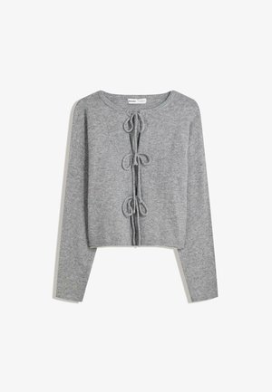 Grauer, langärmeliger, verkürzter Pullover mit drei Vorderbindeschlüssen und Rundhalskragen.