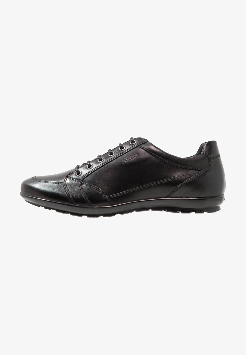 Adidași din piele neagră, cu profil jos, vârf rotunjit, cinci orificii pentru șireturi cu accente la orificii și panou lateral texturat. Logo-ul Geox este pe lateral.