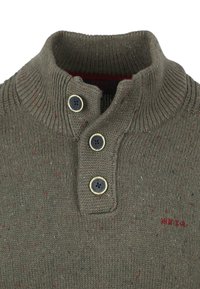 Bruine, gespikkelde gebreide trui met drie donkere knopen op de geribbelde hoge kraag en een klein rood geborduurd logo op de borst.