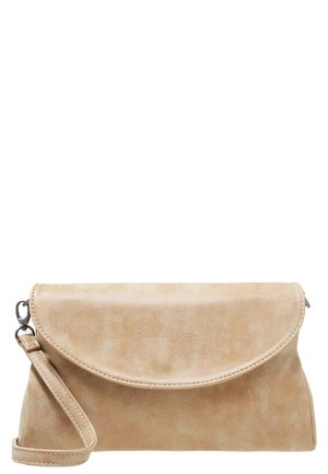 Beige ruskind clutch taske med buet klap og syede kanter, med aftagelig håndledsrem og diskret mærkeprægning på forsiden.