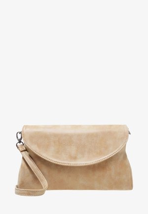 Pochette en daim beige avec rabat incurvé et bords cousus, équipée d'une anse de poignet amovible et d'un embossage discret de la marque à l'avant.