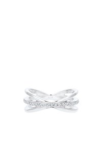 Anillo de plata con un diseño entrelazado, adornado con una fila de pequeñas piedras preciosas transparentes a lo largo de la banda, marcado como "925" para plata esterlina.
