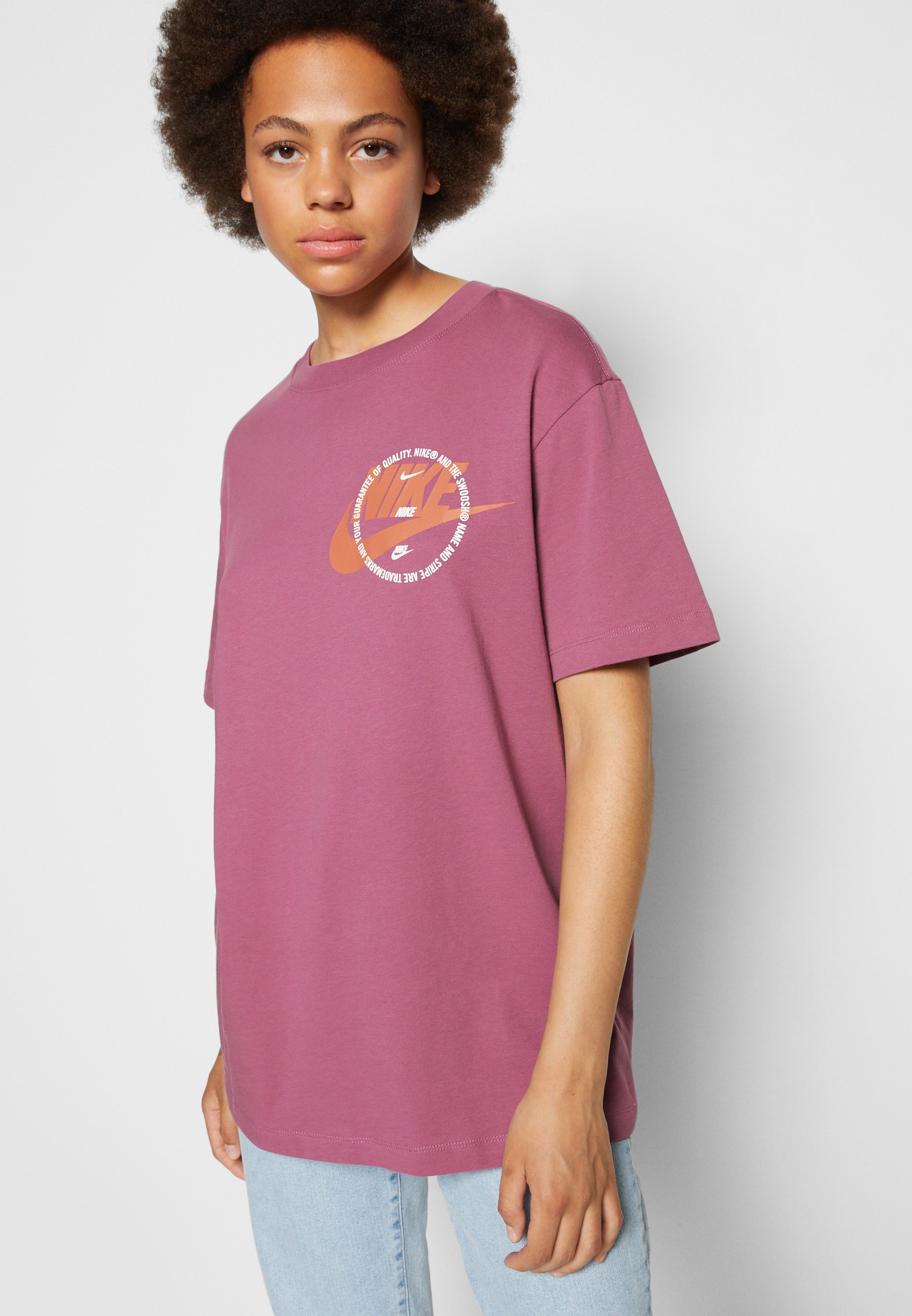 Nike Sportswear TEE - Camiseta estampada - light bordeaux/morado -  Zalando.es