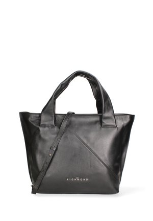 Borsa a spalla in pelle nera con doppi manici, cuciture diagonali e una tracolla regolabile. Presenta un logo impresso sul davanti.