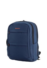Mochila azul marino con un frontal acolchado, dos compartimentos con cremallera, logotipo naranja y acentos negros; fabricada con un tejido duradero y de textura suave.