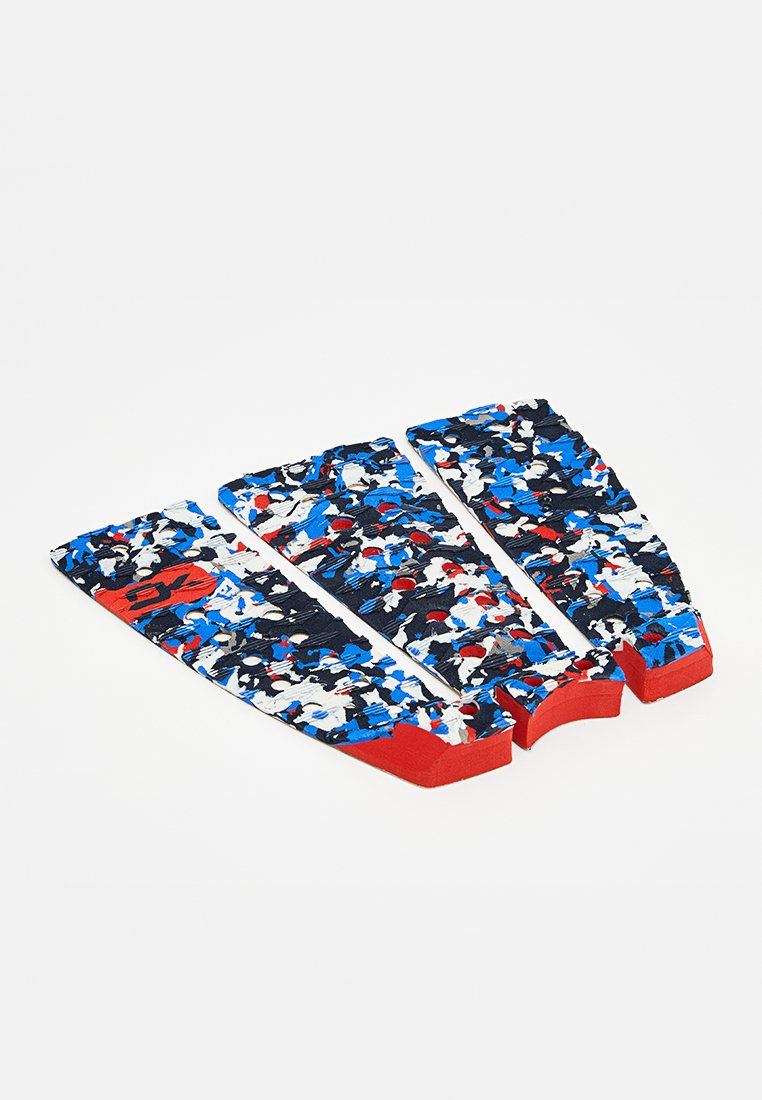 Calzini alla caviglia colorati con un motivo mimetico nei colori blu, rosso e bianco, con accenti rossi solidi sul bordo e sulla punta.