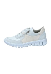 Witte en lichtgrijze sneaker met een bovenwerk van suede en leer, vetersluiting aan de voorkant, zijrits en een gestructureerde chunky zool.